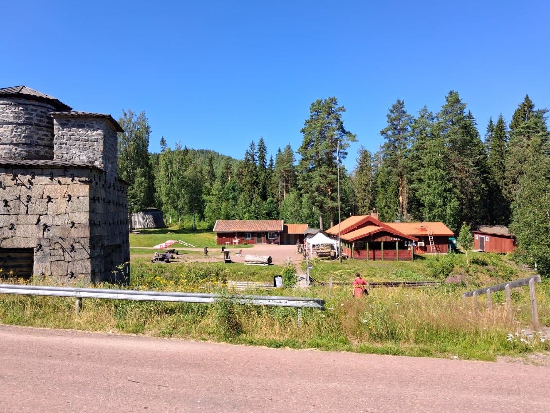 Siljansfors rastplats vid riksväg 70 söder om Mora, omgiven av tät skog i Dalarna.