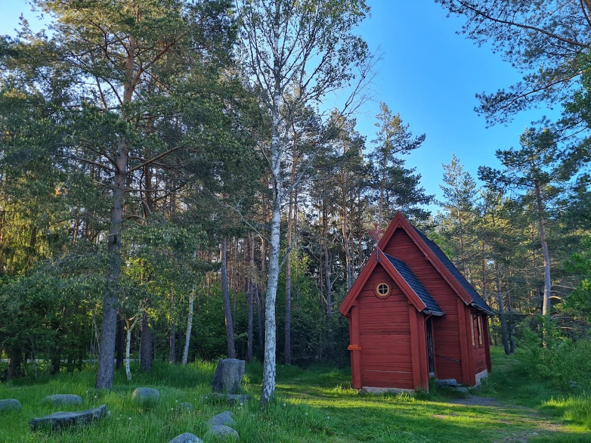 Vy över rastplats Sillekrog Ö vid E4 i Södermanland med lekplats, grönska och parkeringsytor.