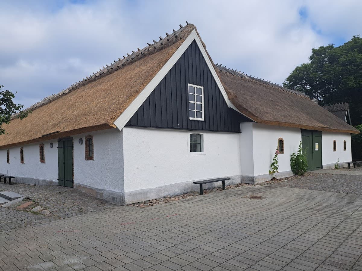 Rastplats Skånegården vid E6 med grönytor och servicehus i ett öppet skånskt landskap.
