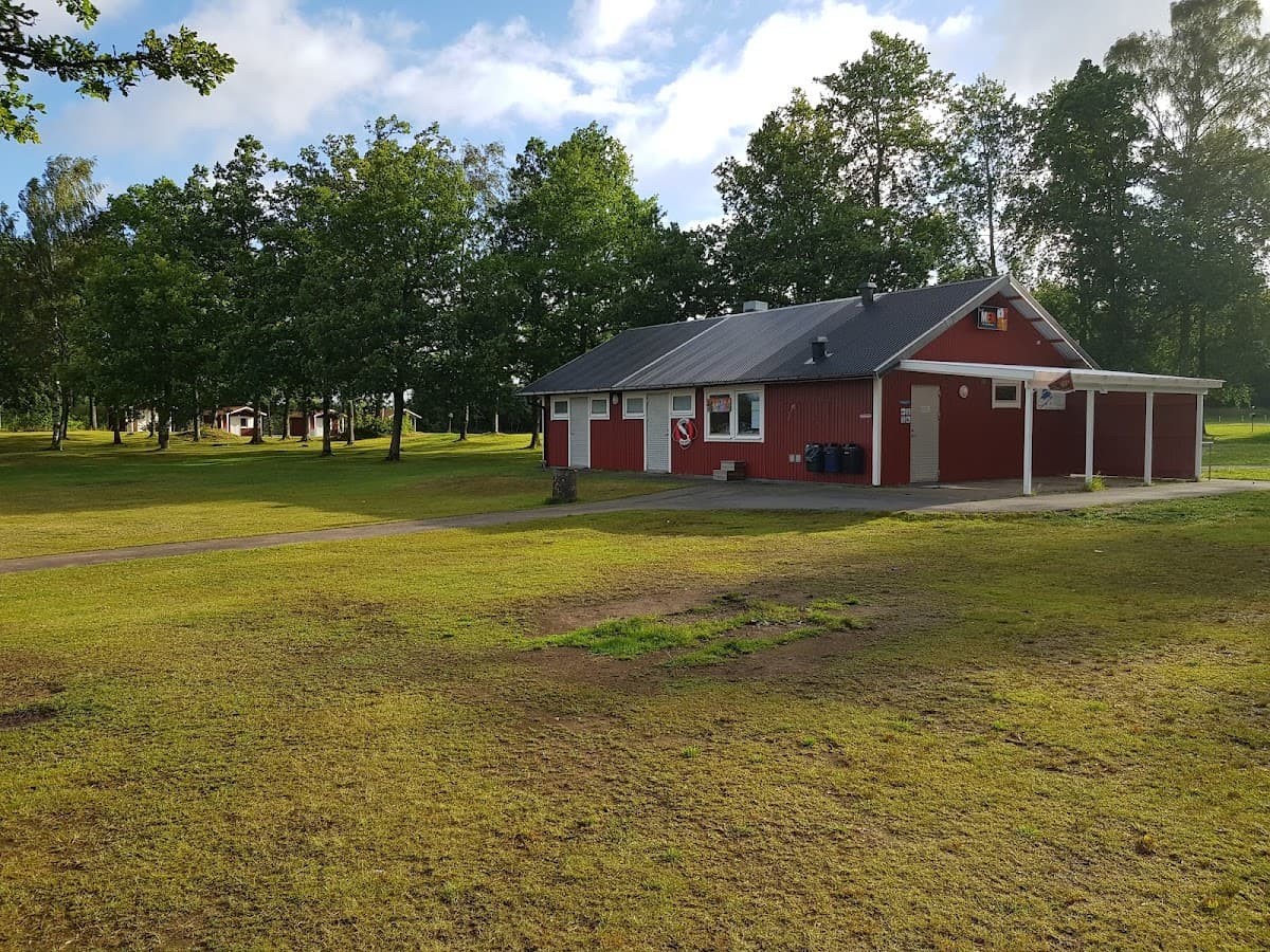Vy över rastplats Skärshult vid E4 i Småland, omgiven av naturskön och grönskande skog.