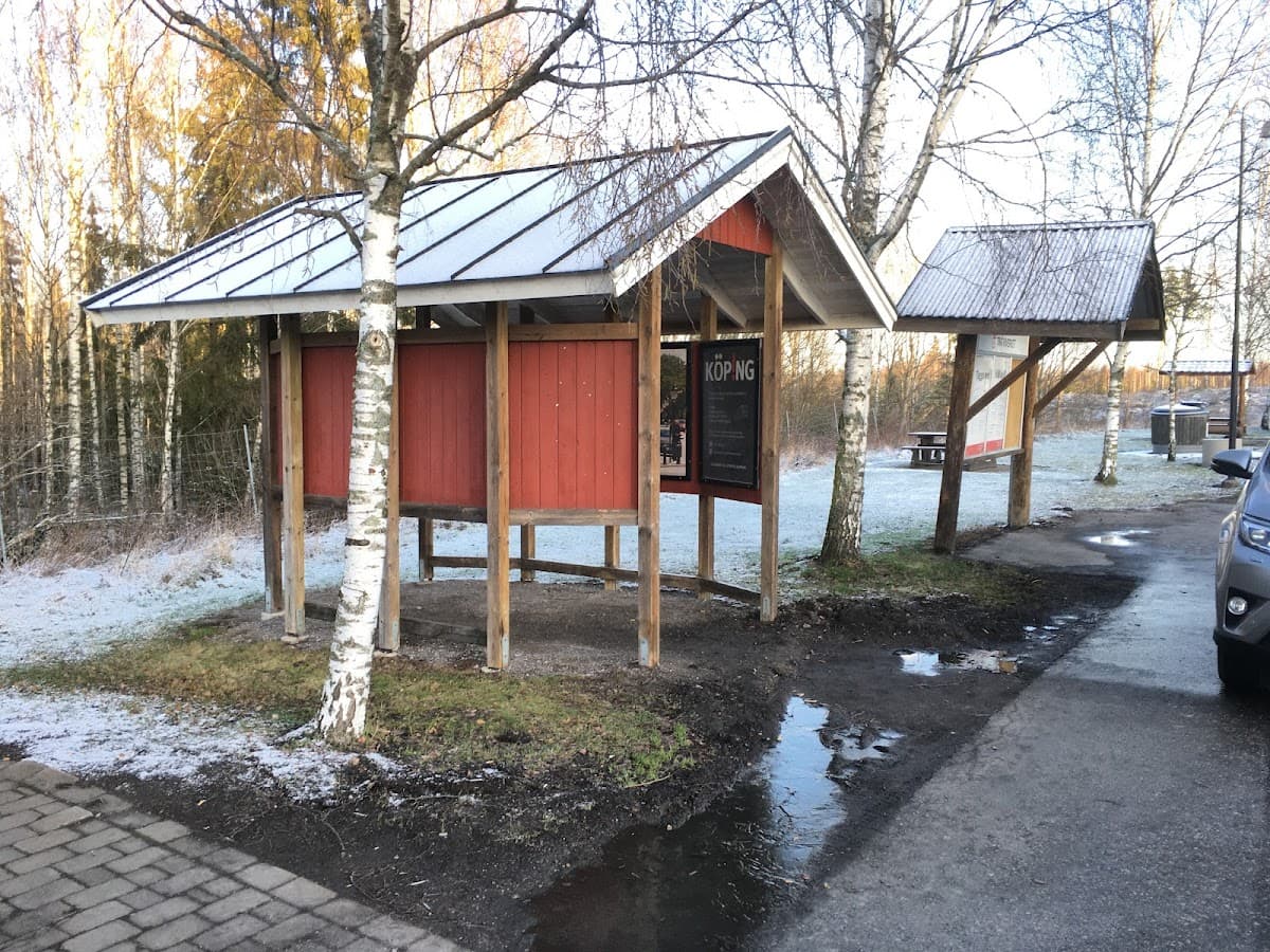 Rastplats Skoftesta V längs E4 norr om Nyköping med parkeringsytor och toalettbyggnad.