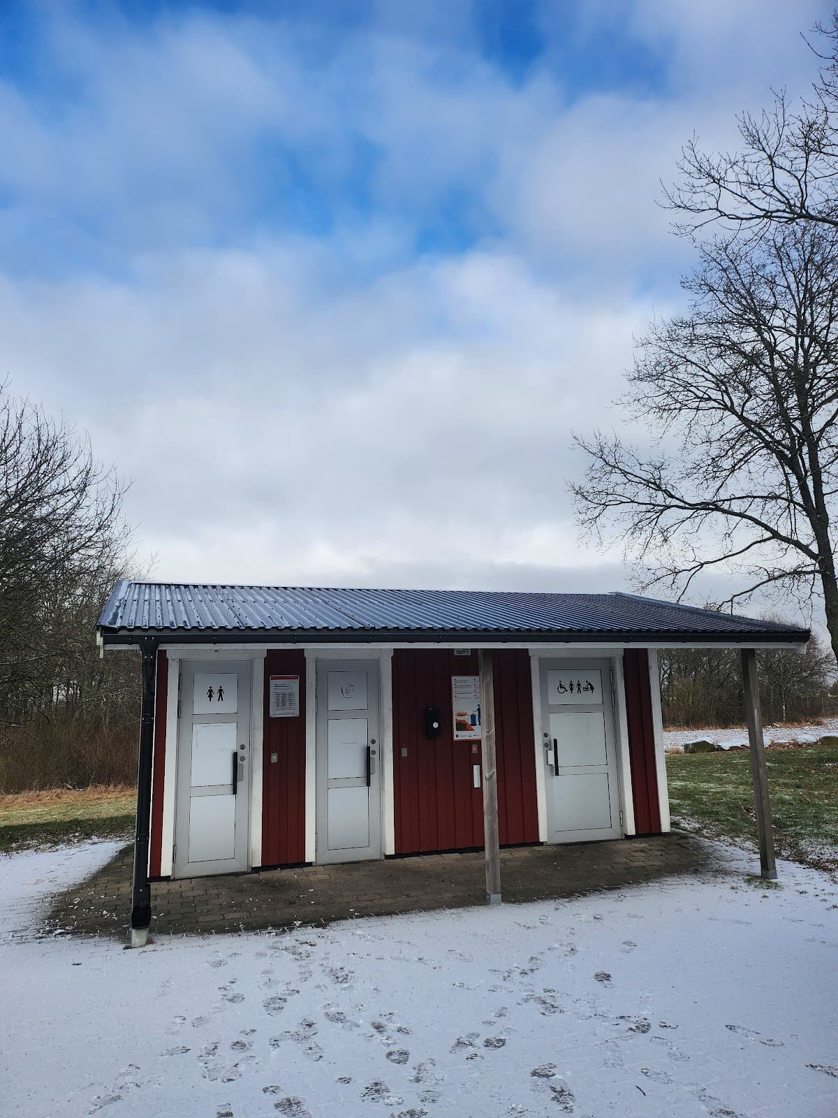 Rastplats Skrea Backe vid E6 söder om Falkenberg med grönska och parkeringsytor.