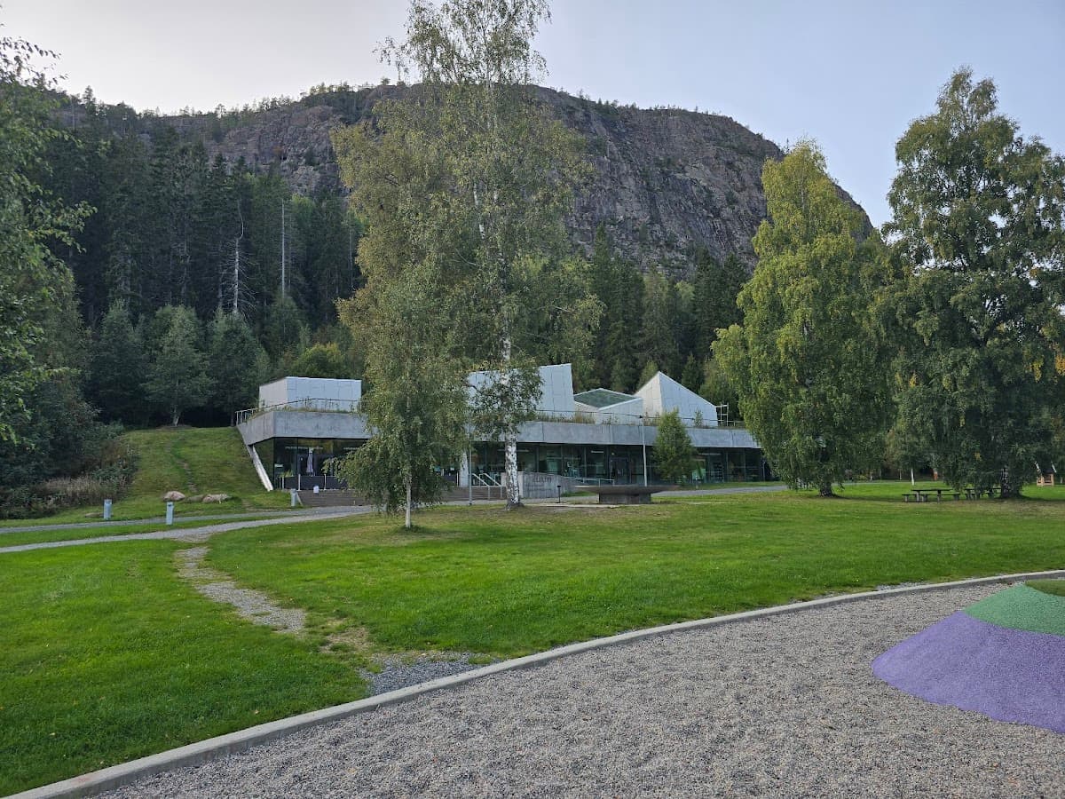 Rastplats Skuleberget vid E4 i Höga Kusten med utsikt mot det mäktiga Skuleberget.