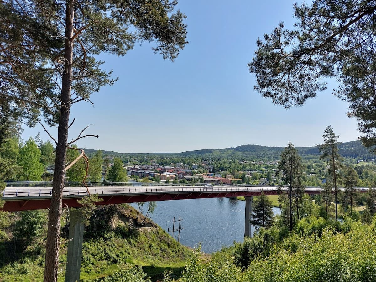 Rastplats Sollefteå vid riksväg 90 med sittplatser och utsikt över Ångermanälvens landskap.
