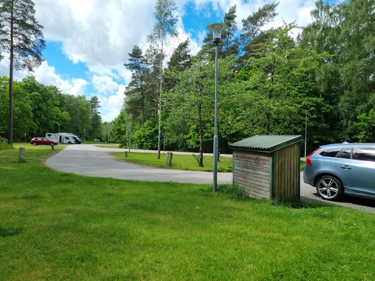 Vy över Rastplats Sölvesborg vid E22 i Blekinge, omgiven av grönska och parkeringsmöjligheter.