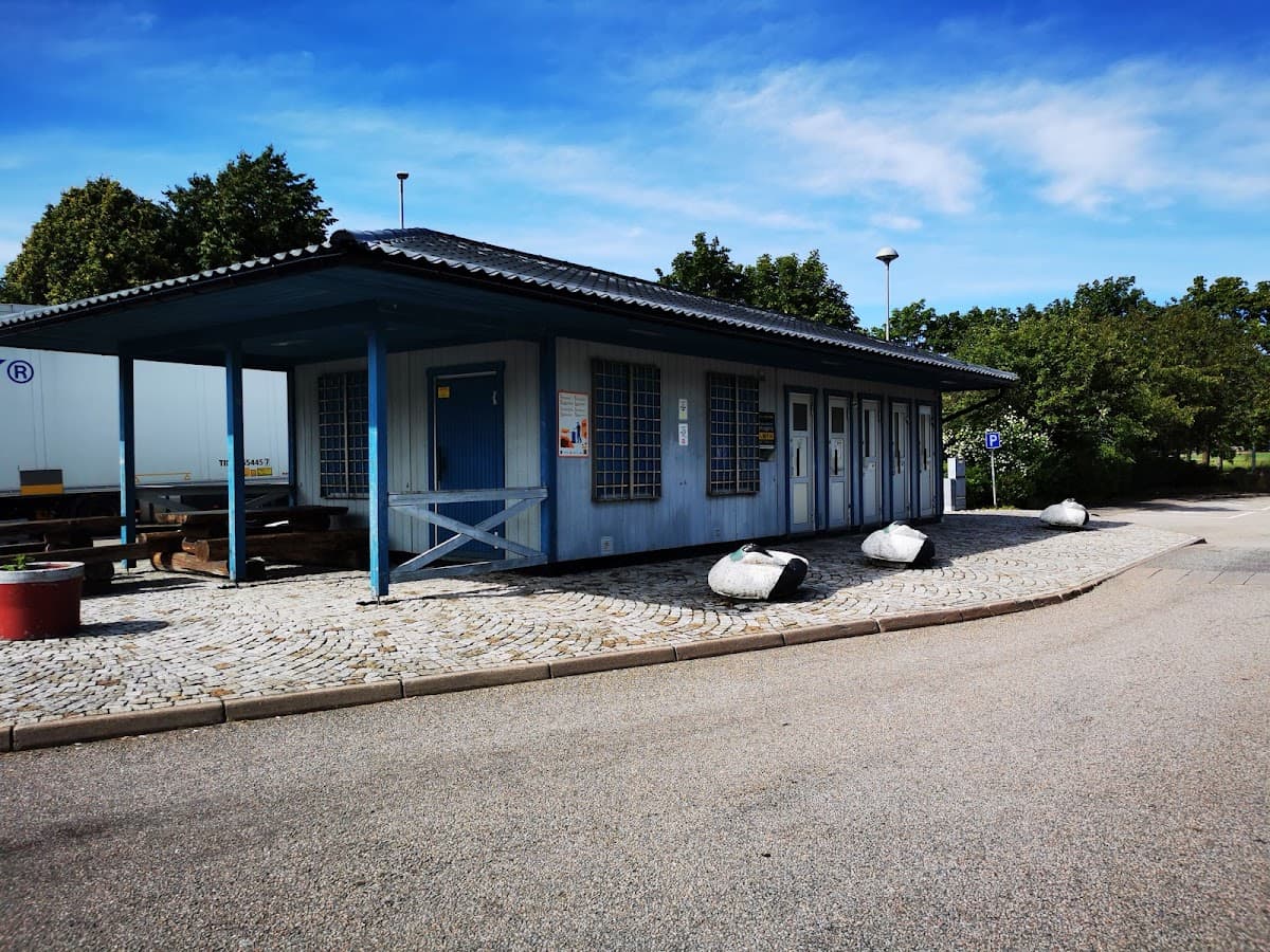 Rastplats Spekeröd vid E6 i Bohuslän med sittplatser och omgivande natur.