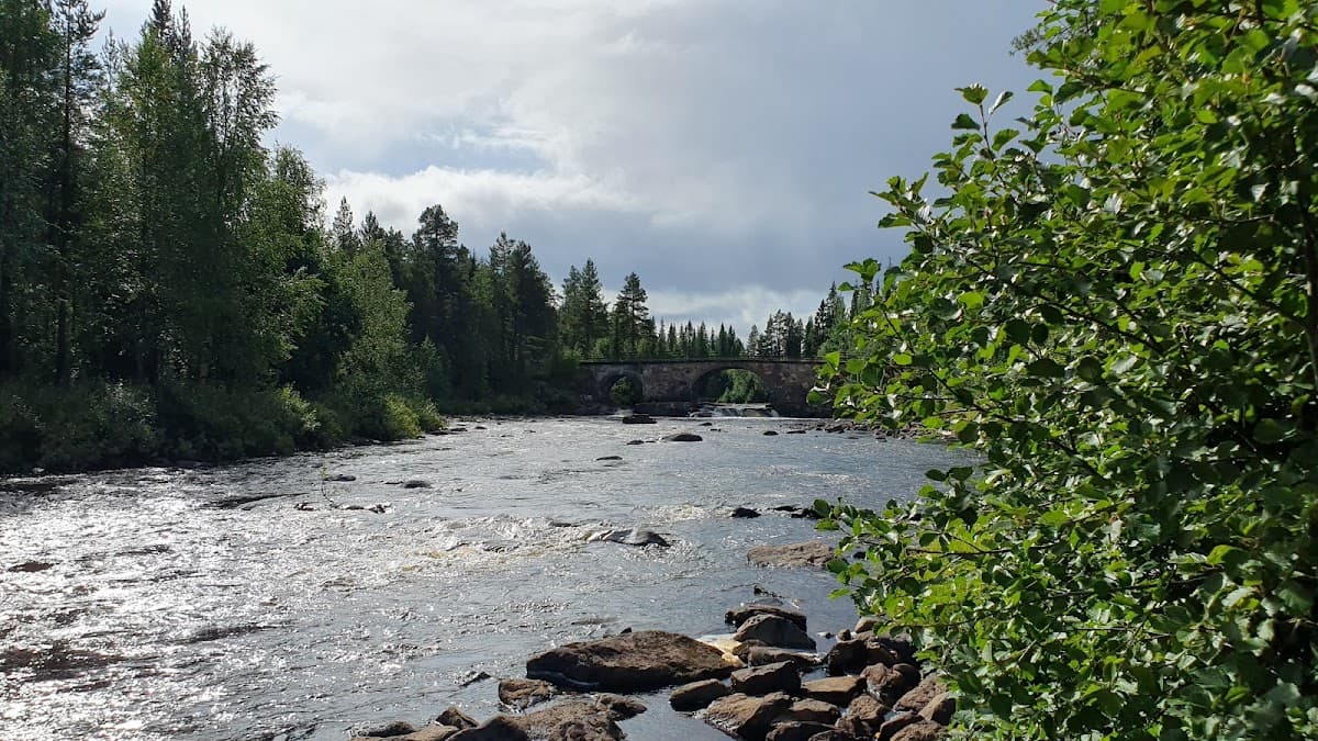Vy över rastplats Stenbron längs E4 med lekplats, sittplatser och omgivande natur söder om Linköping.
