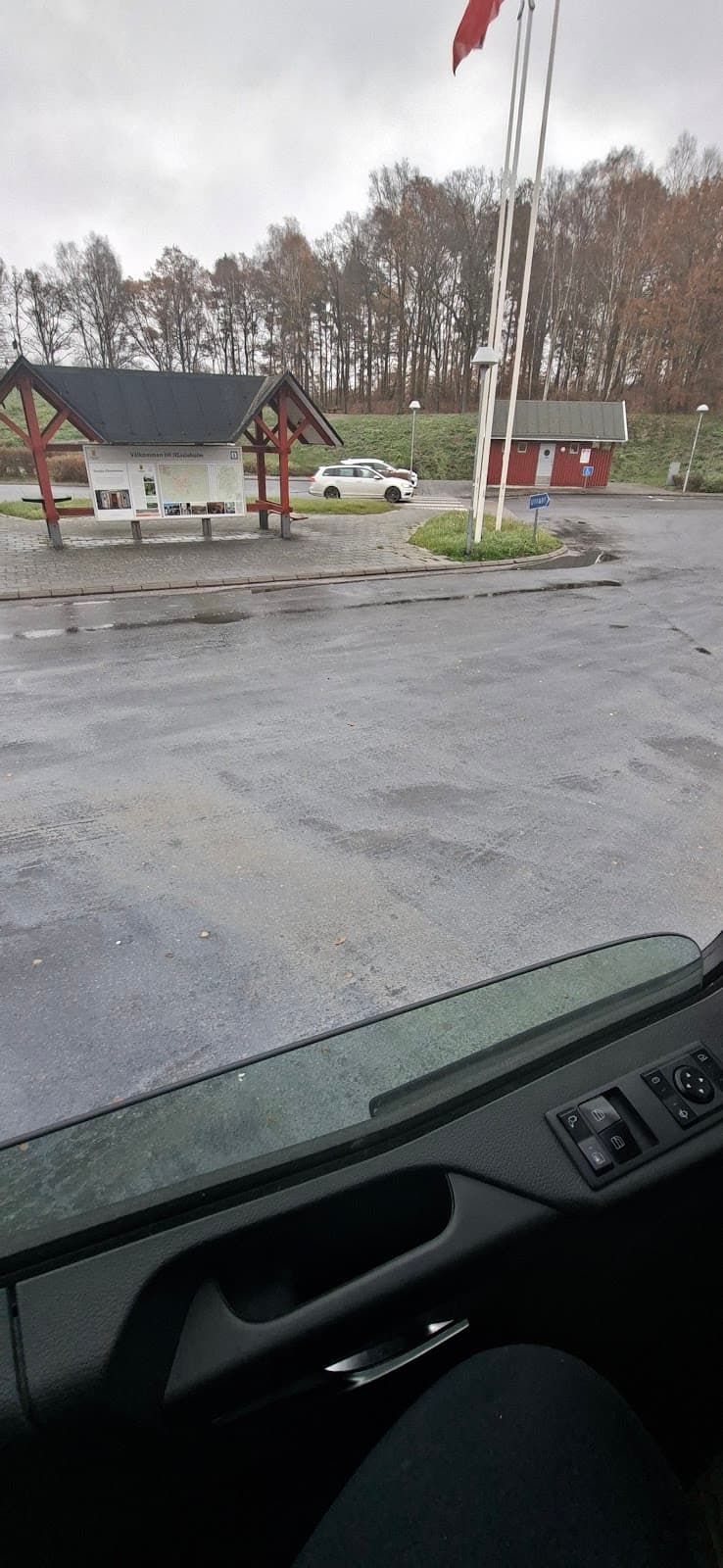 Rastplats Stoby vid riksväg 21 med parkeringsyta, toalettbyggnad och omgivande grönska.