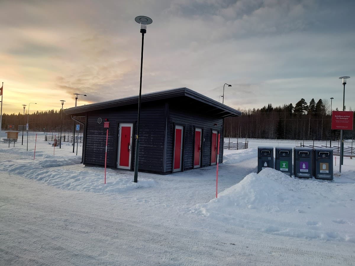 Rastplats Svenstavik vid E45 i Jämtland med lekplats och servicebyggnad omgiven av skog.