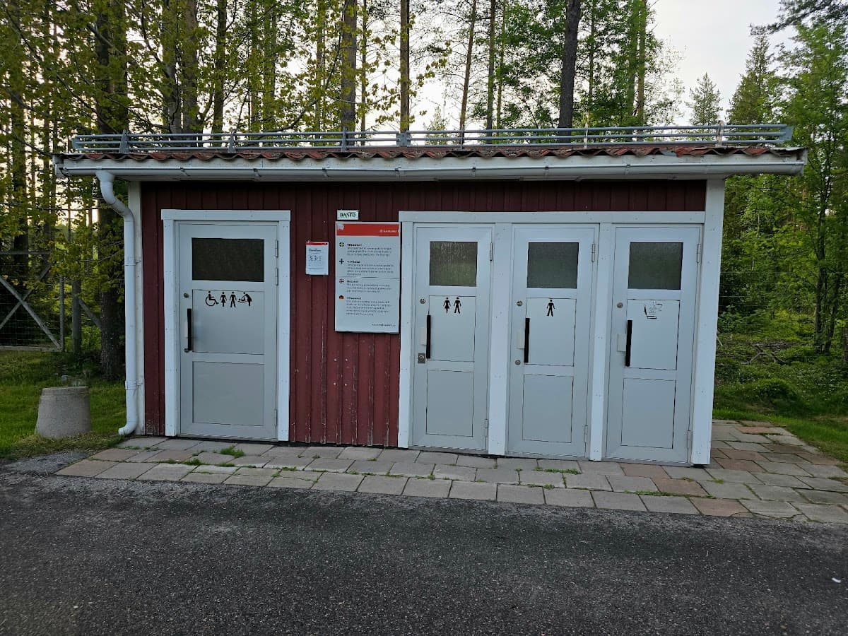 Rastplats Täfteböle vid E4 norr om Umeå, omgiven av norrländsk skog och grönska.