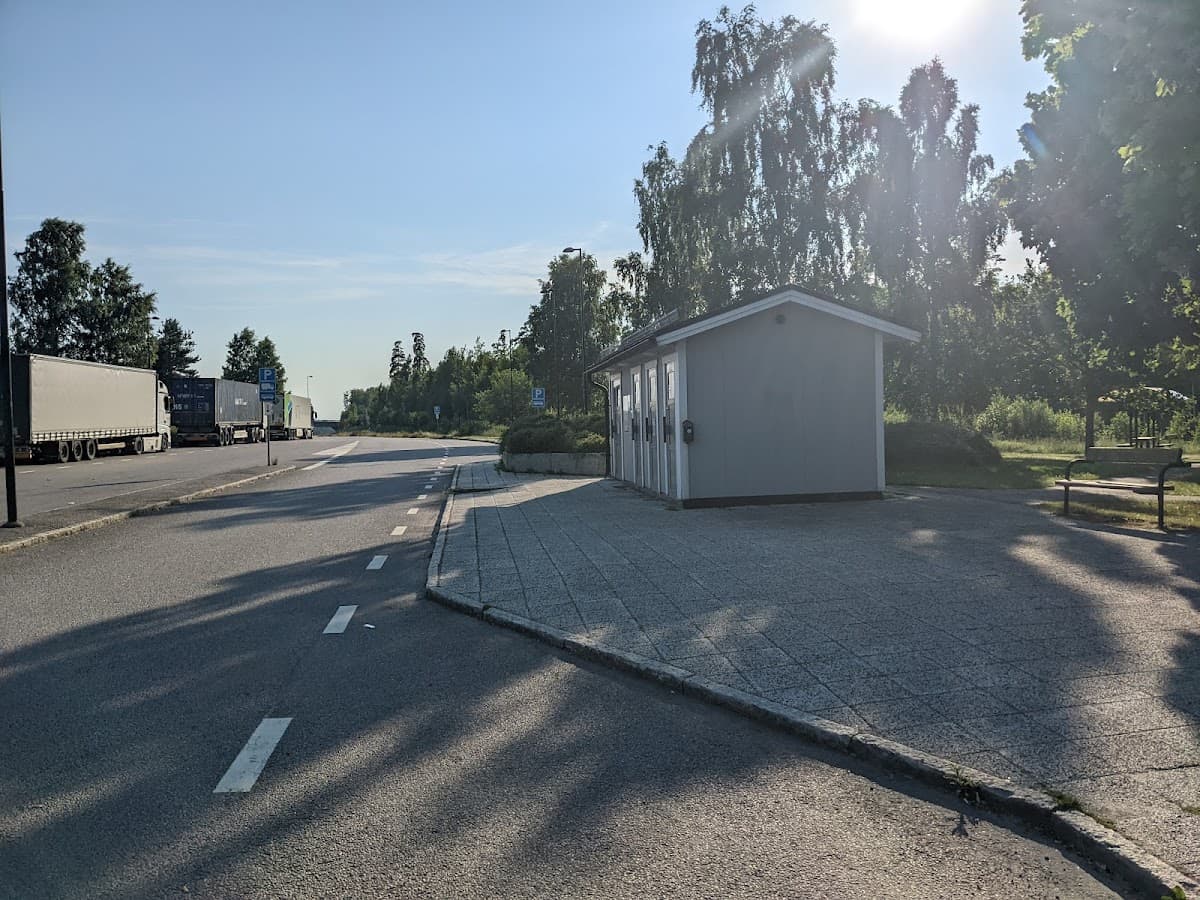 Rastplats Tärnsjö vid väg 272 med sittplatser, toaletter och omgivande skogslandskap.