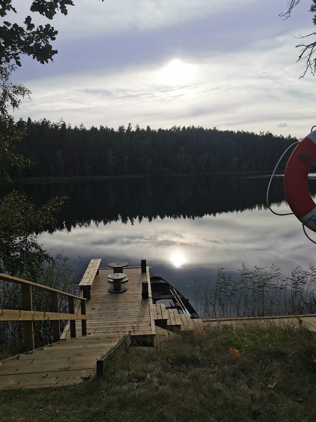 Rastplats Tindered längs E6 i Halland med tillgängliga faciliteter och omgivande natur.