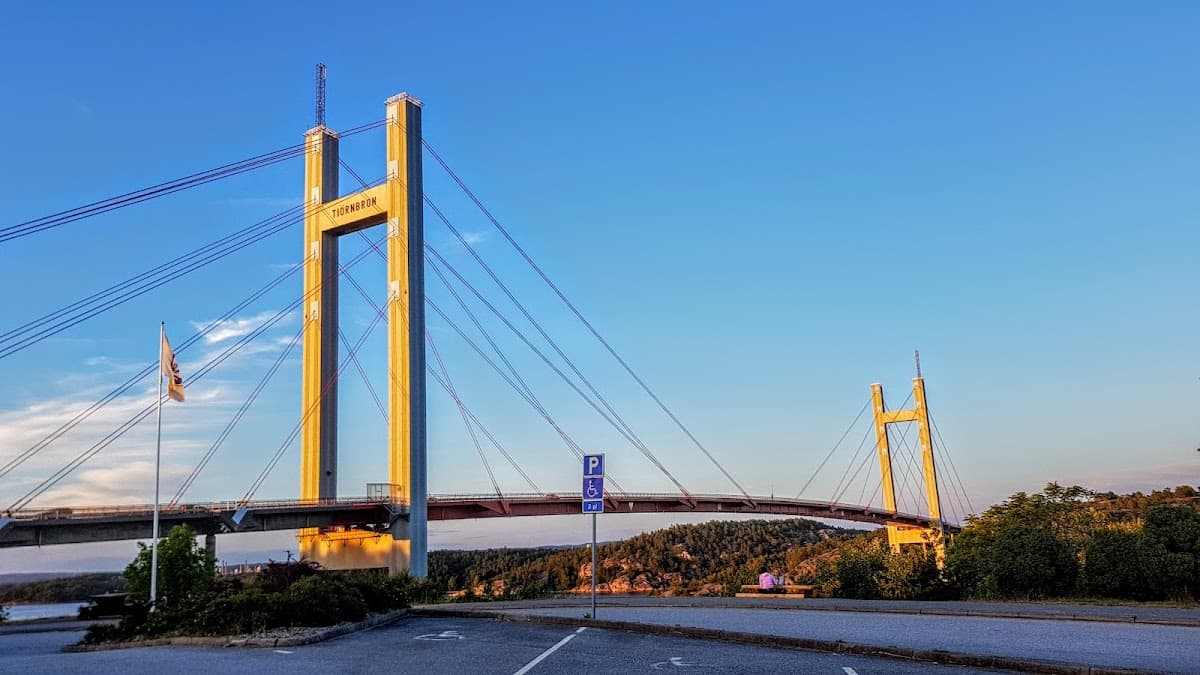 Utsikt över Tjörnbron och farleden från rastplatsen vid väg 160 i Bohuslän.
