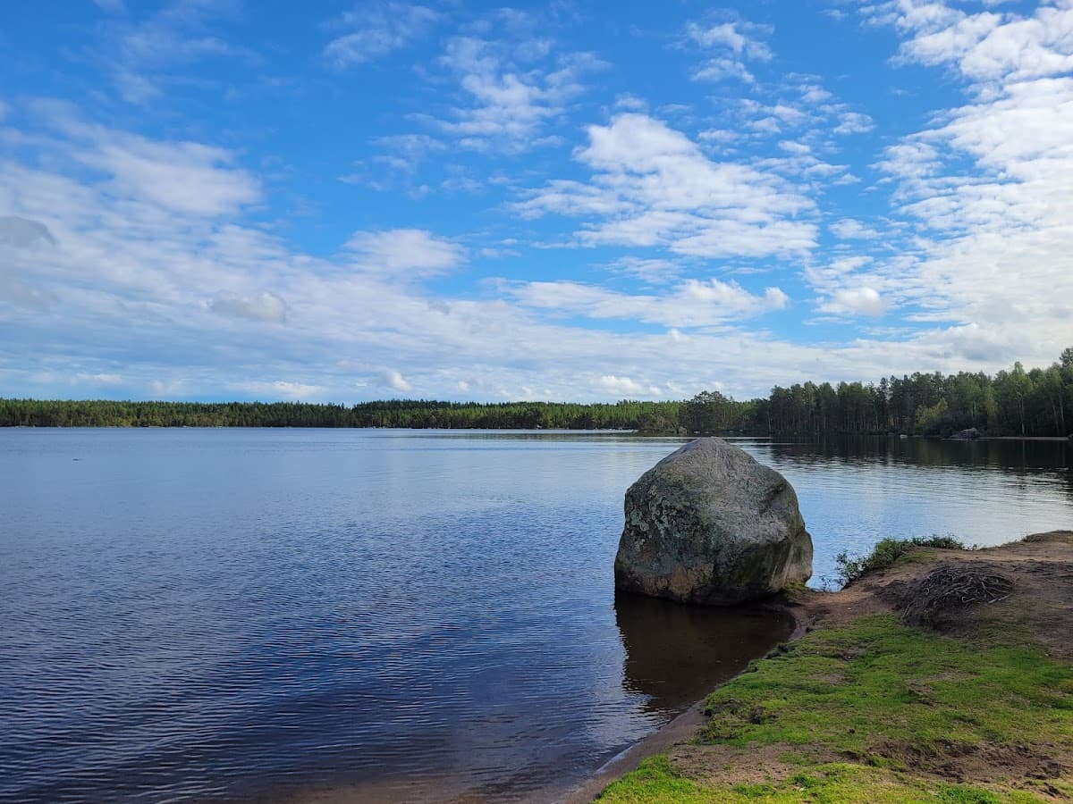 Rastplats Tönnebro vid E4, en tillgänglighetsanpassad rastplats omgiven av natur och skog.