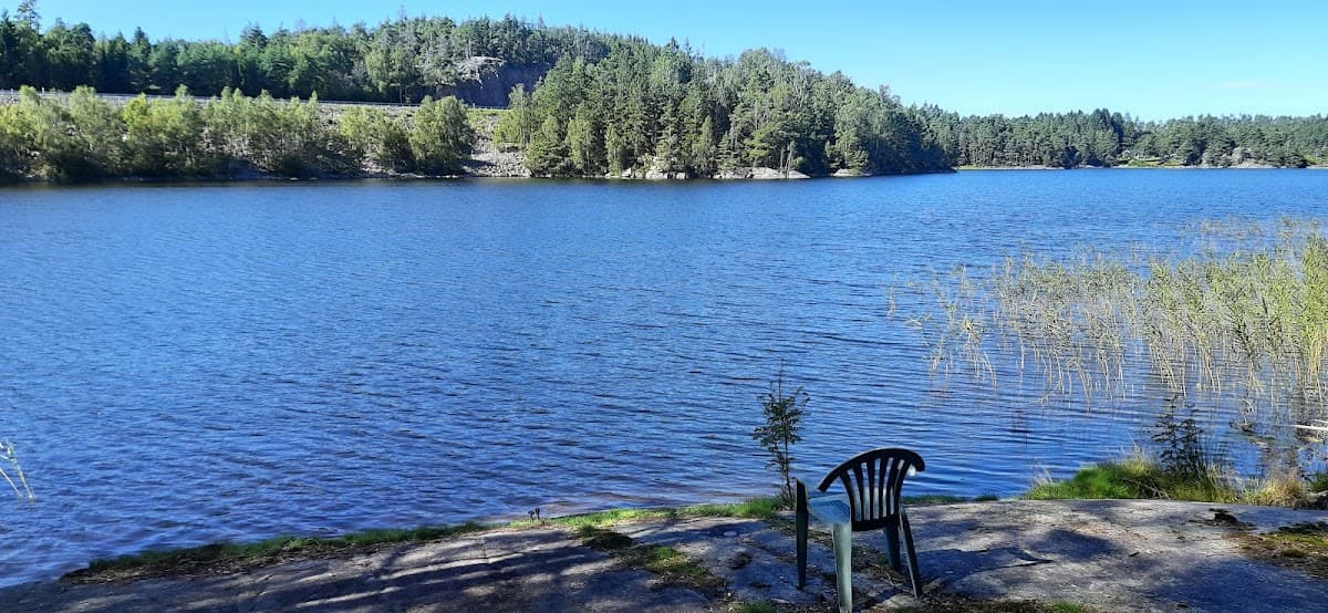 Rastplats Torpasjön vid väg 27 med utsikt över sjön och grönskande natur.