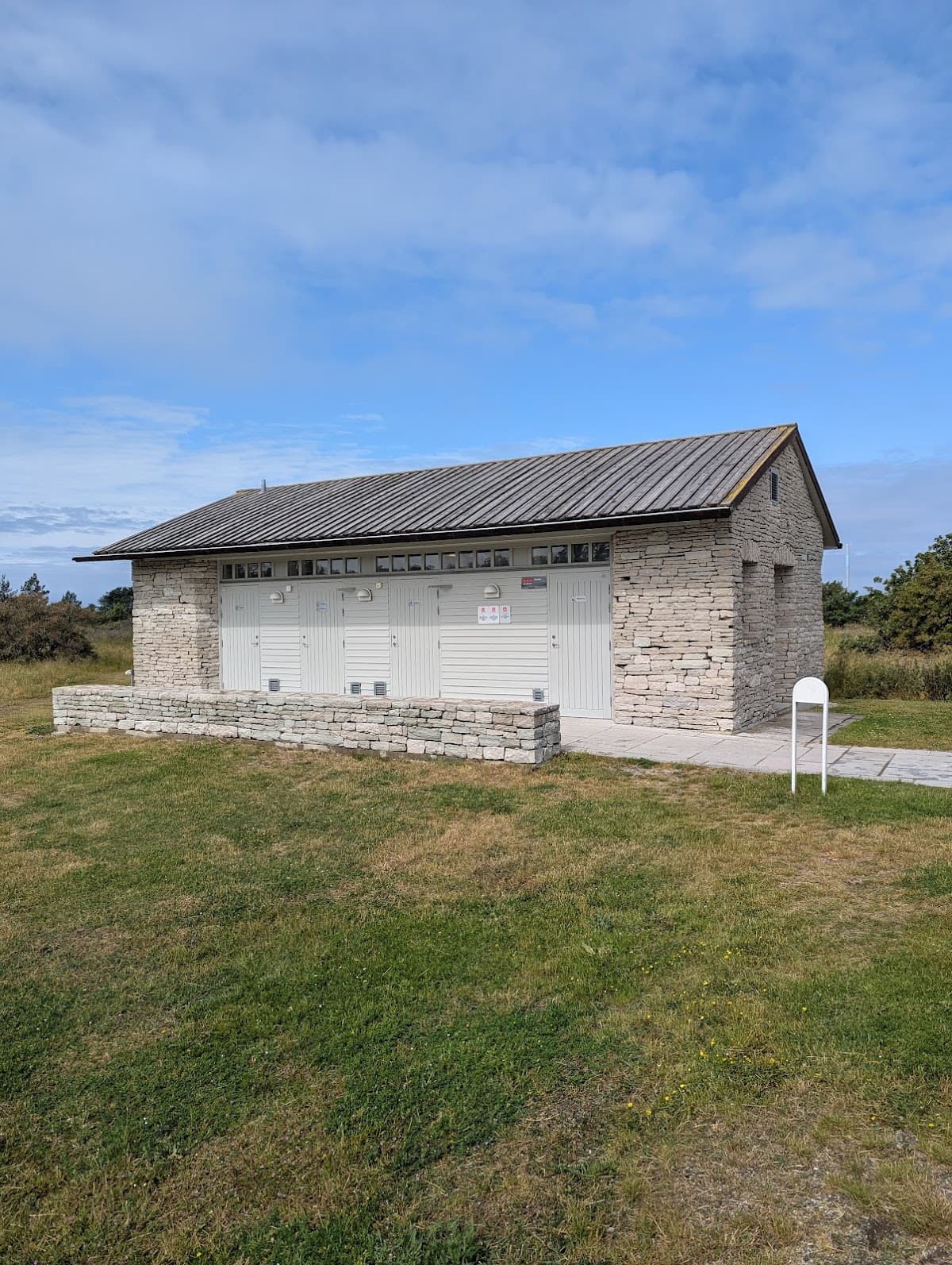 Rastplatsen Träffpunkt Gotland vid väg 140 med parkeringsyta och öppet gotländskt landskap.