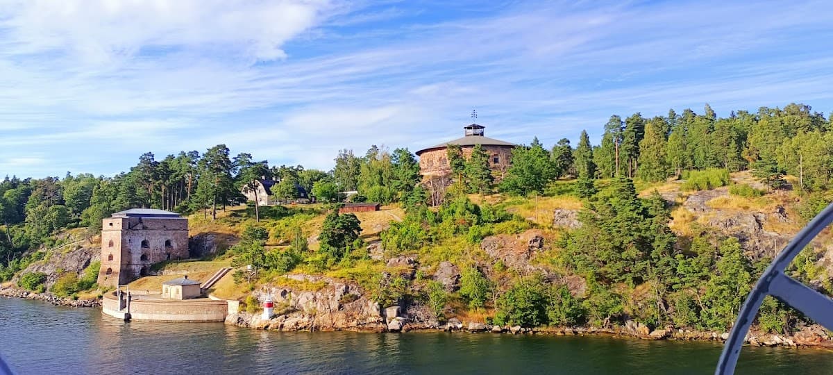 Rastplats Vätterleden Södra vid E4 nära Gränna med gröna ytor och sittplatser i naturnära miljö.