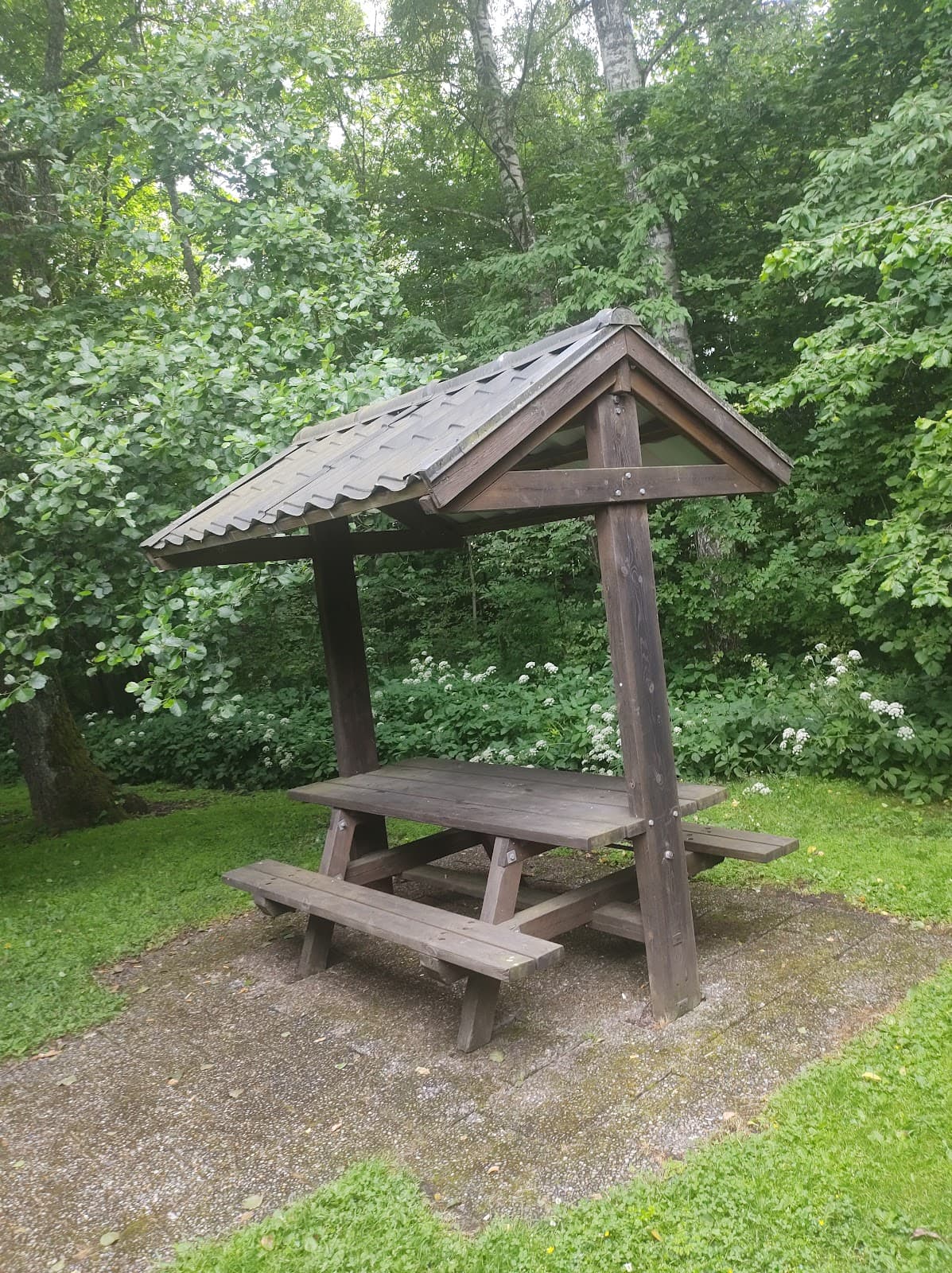 Rastplats Våmb vid väg 49 utanför Skövde, omgiven av grönska och västgötsk landsbygd.