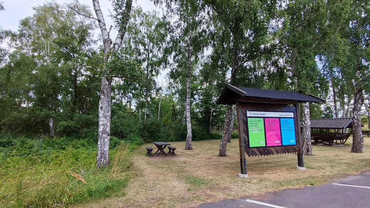 Rastplats Vannborga V vid väg 32 söder om Mjölby i ett öppet östgötskt landskap.
