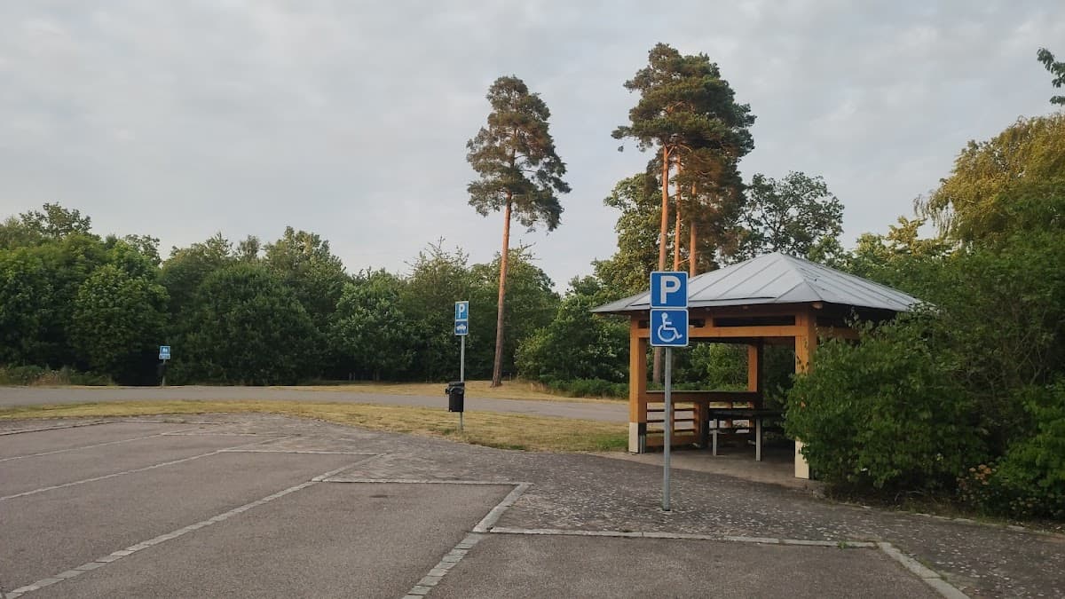 Rastplats Väntorp V längs E65 i Skåne med parkeringsytor och sittplatser vid öppna fält.