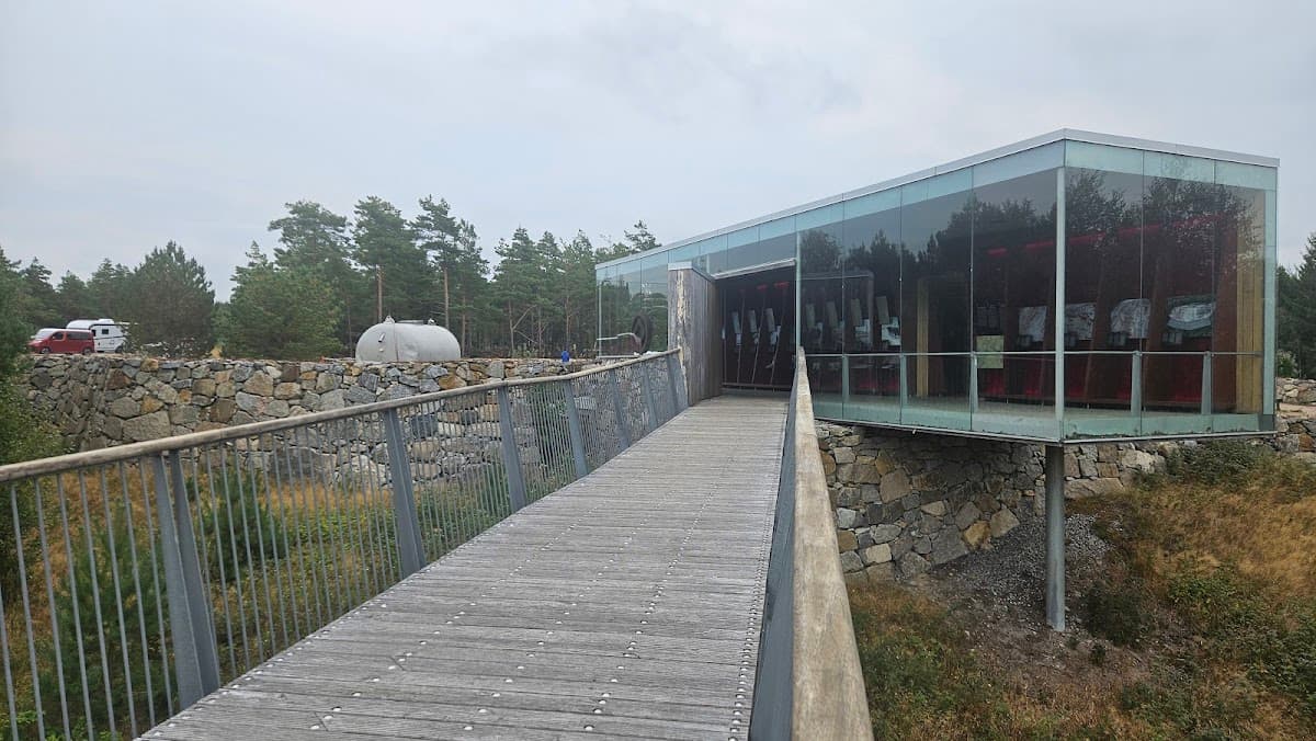 Rastplatsen Världsarvet Tanum i Bohuslän vid E6, omgiven av klippor och öppet landskap.