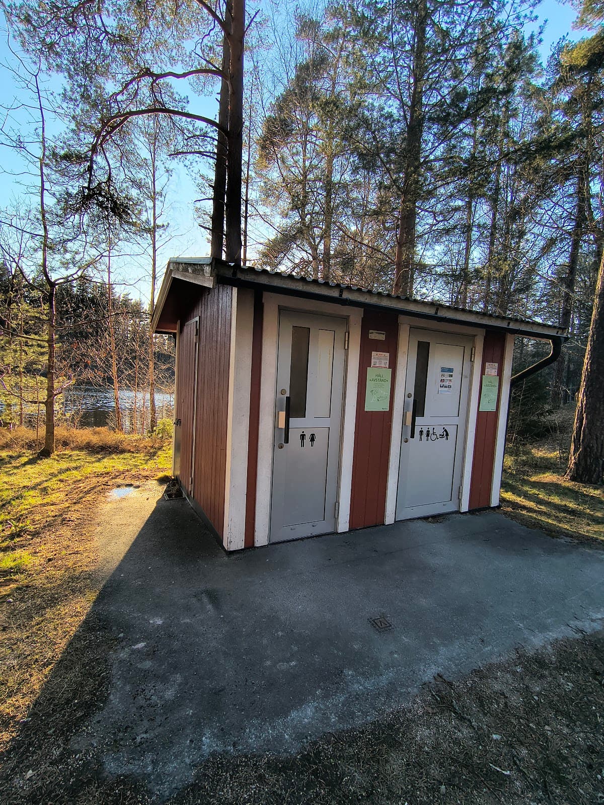 Rastplats Vetlanda vid riksväg 31 i Småland med sittplatser och tillgängliga toaletter.