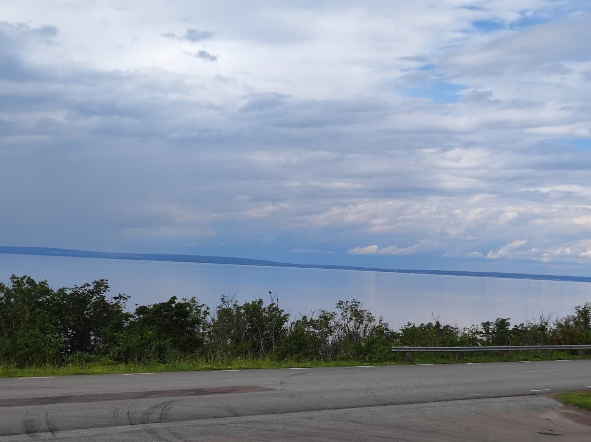 Utsikt över rastplatsen Vida Vättern med Vättern i bakgrunden och faciliteter som lekplats.